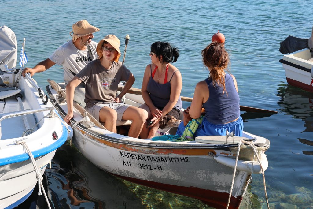 Φωτιά στη Σαλαμίνα: Απεγκλωβίστηκαν διά θαλάσσης 571 άτομα από Σατερλί και Κολώνες