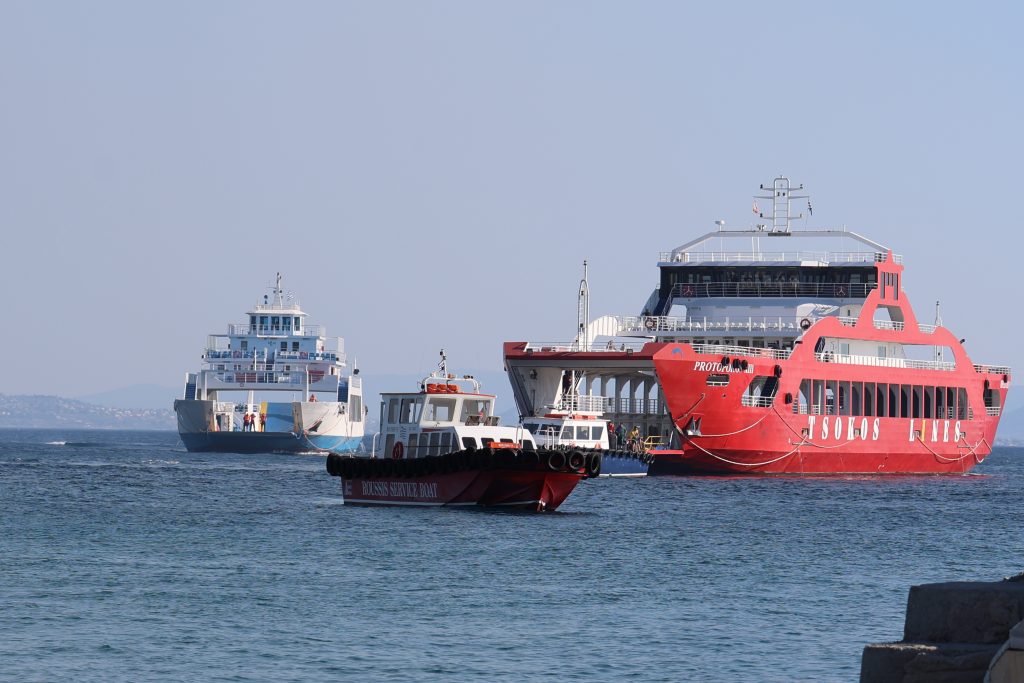 Φωτιά στη Σαλαμίνα: Απεγκλωβίστηκαν 364 άτομα από Σατερλί και Κολώνες