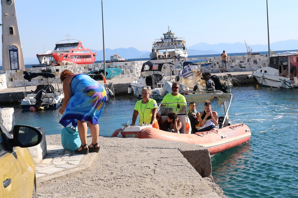 Φωτιά στη Σαλαμίνα: Απεγκλωβίστηκαν διά θαλάσσης 571 άτομα από Σατερλί και Κολώνες