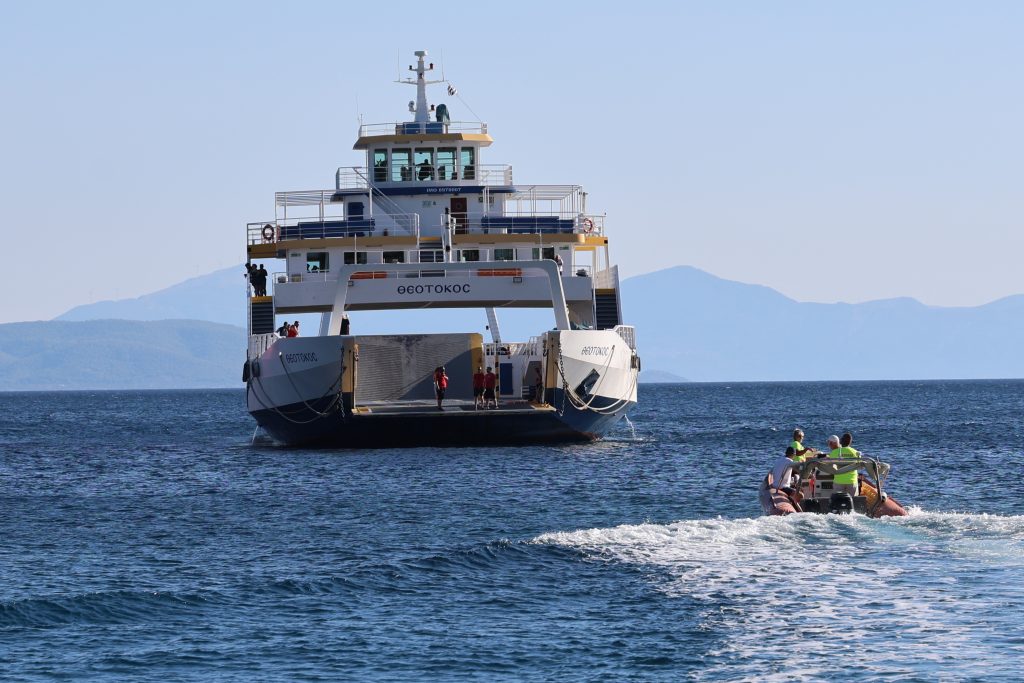 Φωτιά στη Σαλαμίνα: Απεγκλωβίστηκαν διά θαλάσσης 571 άτομα από Σατερλί και Κολώνες