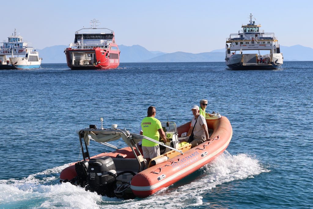 Φωτιά στη Σαλαμίνα: Απεγκλωβίστηκαν 364 άτομα από Σατερλί και Κολώνες