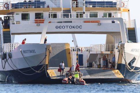 Σαλαμίνα: Δύο νεκροί και οκτώ άτομα με εγκαύματα από την πυρκαγιά στα Περιστέρια – Κάηκαν σπίτια