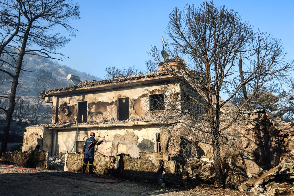 Φωτιά στη Σαλαμίνα: Δύο νεκροί και οκτώ άτομα με εγκαύματα στα Περιστέρια – Χωρίς ενιαίο μέτωπο η πυρκαγιά