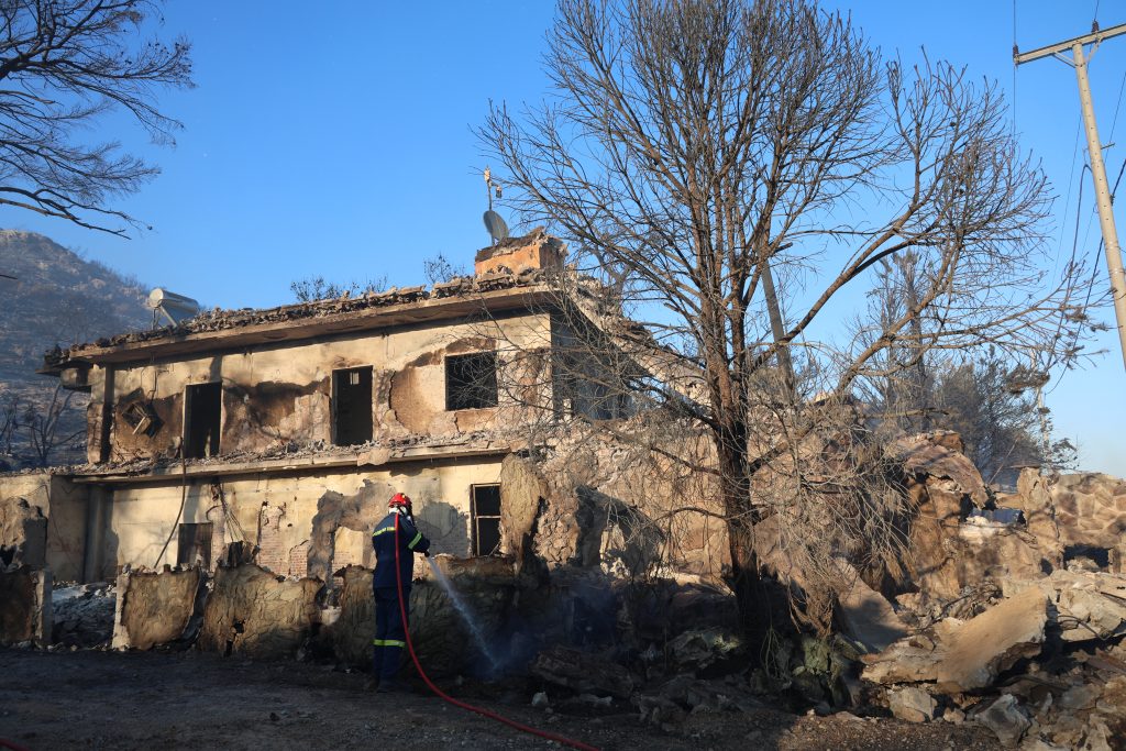Φωτιές στη Σαλαμίνα: Μάχη με διάσπαρτες εστίες στα Περιστέρια – Δύο νεκροί, δέκα τραυματίες και καμένα σπίτια