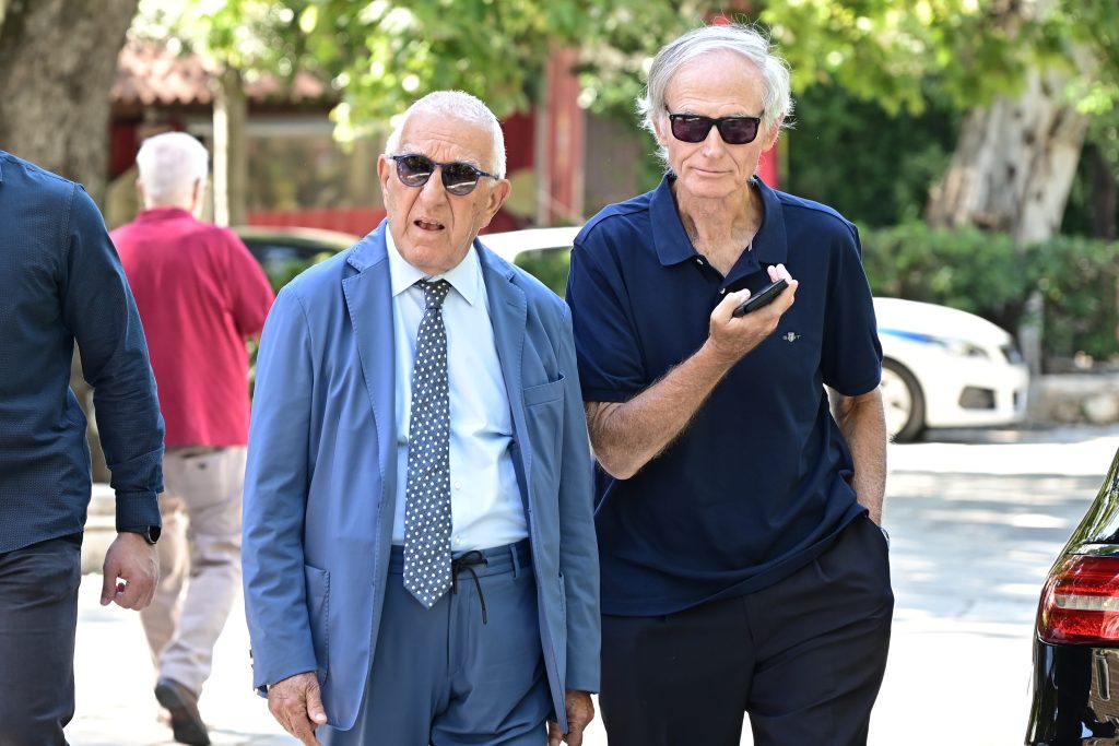 Συγγενείς, φίλοι και πολιτικοί αποχαιρέτησαν τον Στέφανο Μάνο στην Κηφισιά