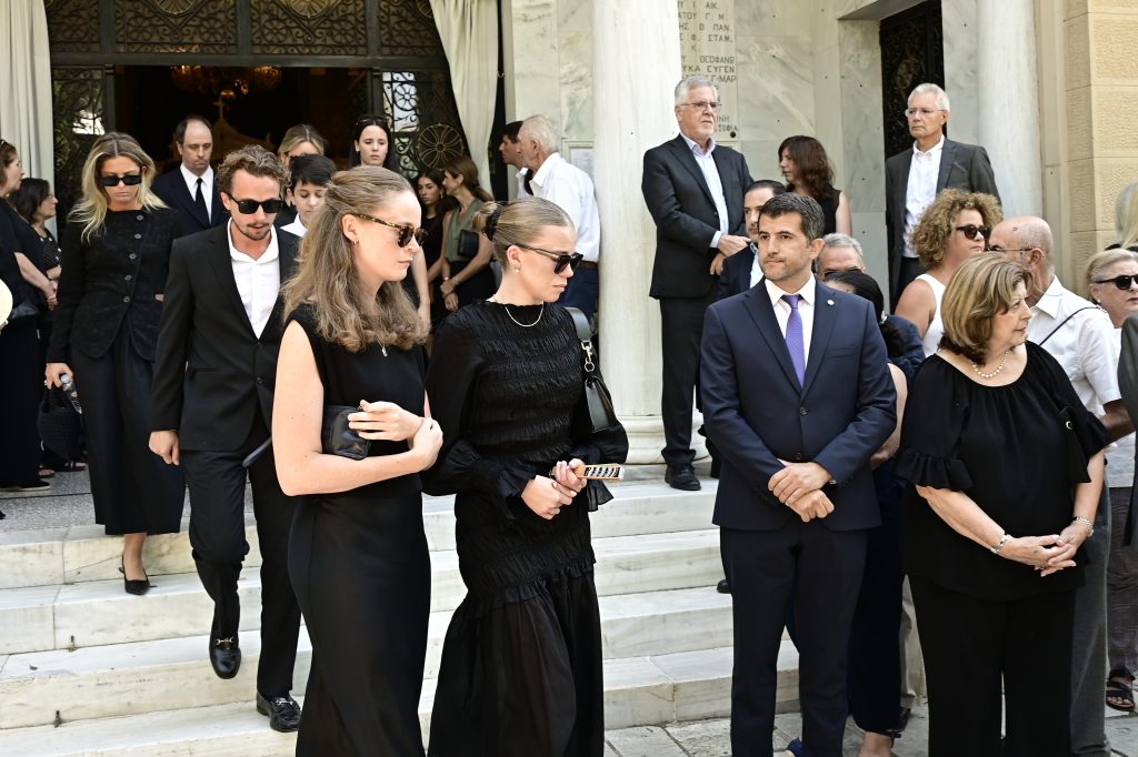 Συγγενείς, φίλοι και πολιτικοί αποχαιρέτησαν τον Στέφανο Μάνο στην Κηφισιά