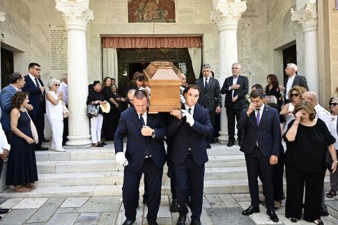 Φωτιά στην πιλοτή πολυκατοικίας στο Νέο Ψυχικό