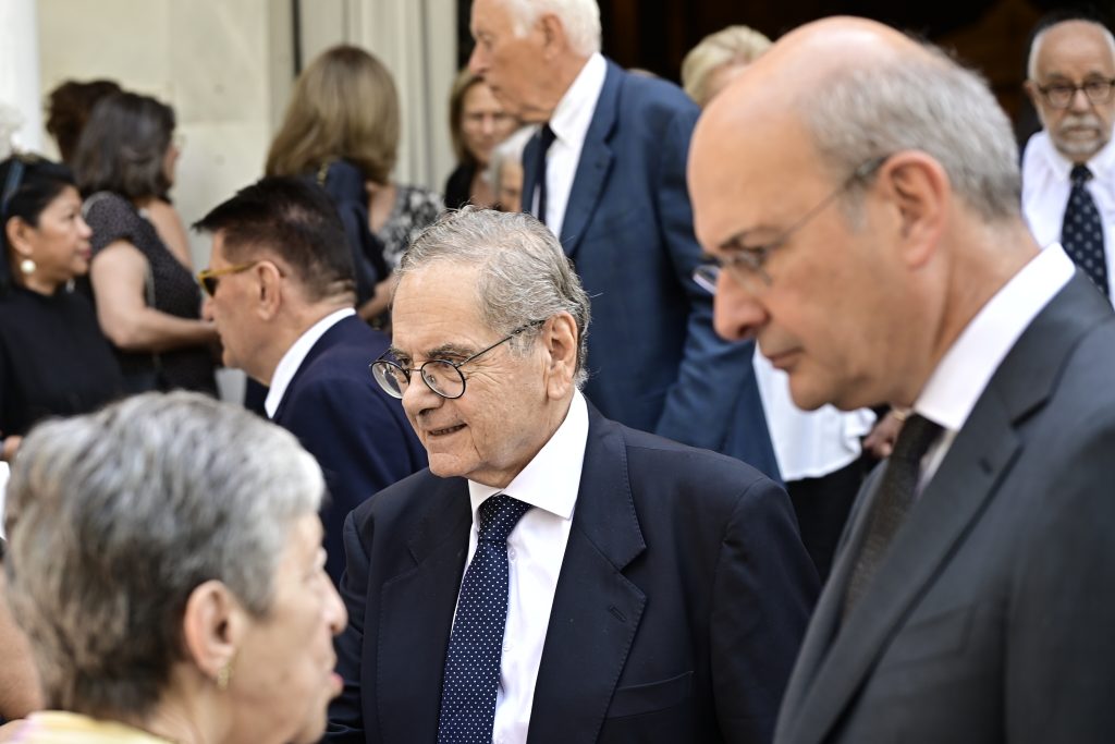 Συγγενείς, φίλοι και πολιτικοί αποχαιρέτησαν τον Στέφανο Μάνο στην Κηφισιά