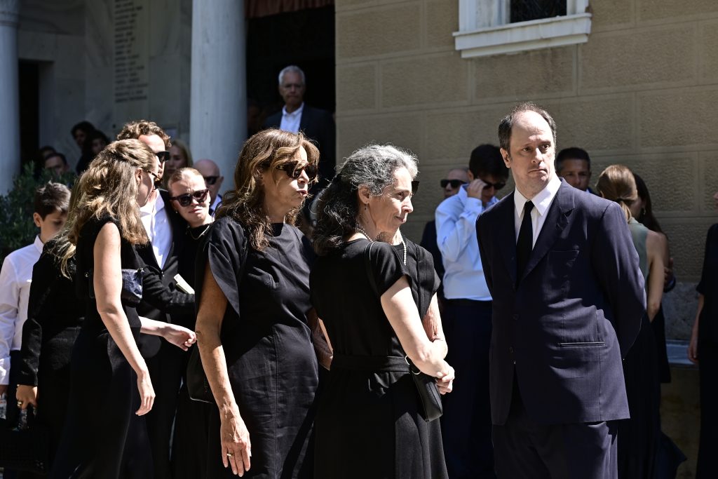 Συγγενείς, φίλοι και πολιτικοί αποχαιρέτησαν τον Στέφανο Μάνο στην Κηφισιά
