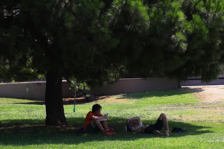 Μέτρα για τον καύσωνα στον δήμο Αθηναίων: Κλιματιζόμες αίθουσες, φροντίδα για τα αδέσποτα ζώα, ειδικό ωράριο στην καθαριότητα