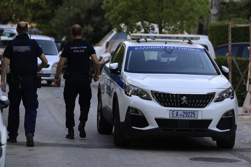 Νέα Σμύρνη: Γυναικοκτονία πίσω από τον θάνατο δύο ατόμων – Βρέθηκε το όπλο με το οποίο την σκότωσε και αυτοκτόνησε