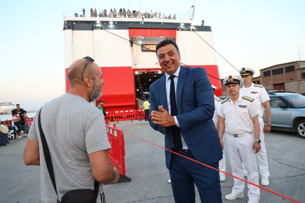 Στο λιμάνι του Πειραιά ο Βασίλης Κικίλιας – Συνομίλησε με επιβάτες και συνεχάρη τα στελέχη του Λιμενικού