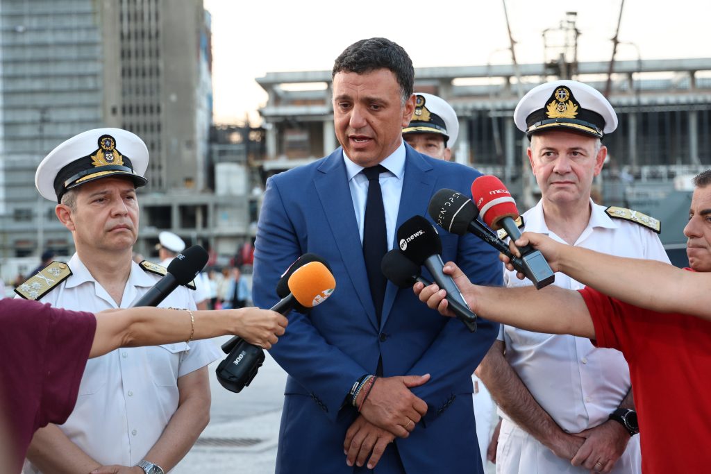 Στο λιμάνι του Πειραιά ο Βασίλης Κικίλιας – Συνομίλησε με επιβάτες και συνεχάρη τα στελέχη του Λιμενικού