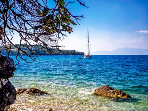 Φωτιά στη Σαλαμίνα: Καίει χαμηλή βλάστηση και απορρίμματα – Μήνυμα εκκένωσης από το 112