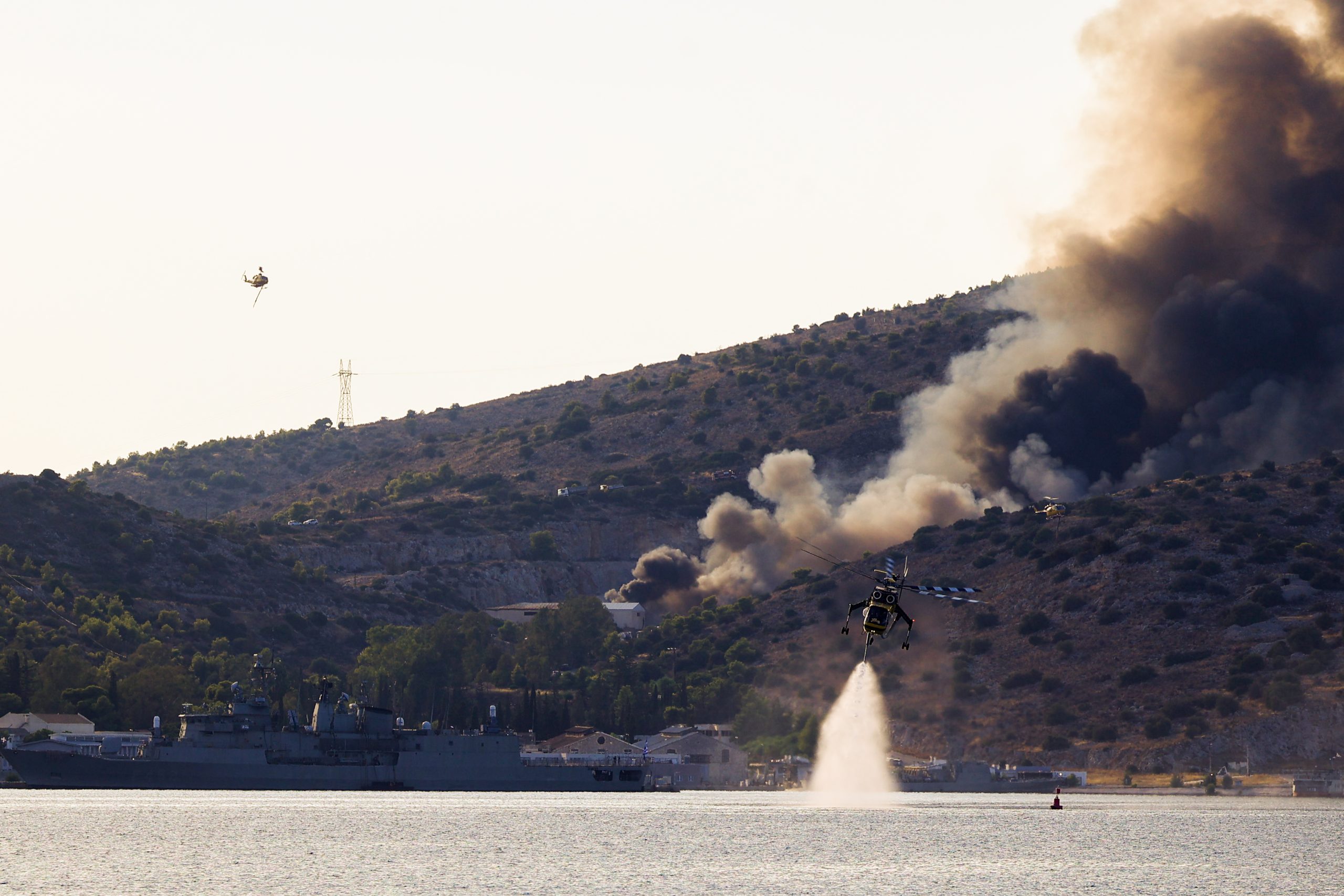 Πηγές ΓΕΝ: Δεν απειλήθηκαν εγκαταστάσεις και πλοία Πολεμικού Ναυτικού από τη φωτιά στη Σαλαμίνα