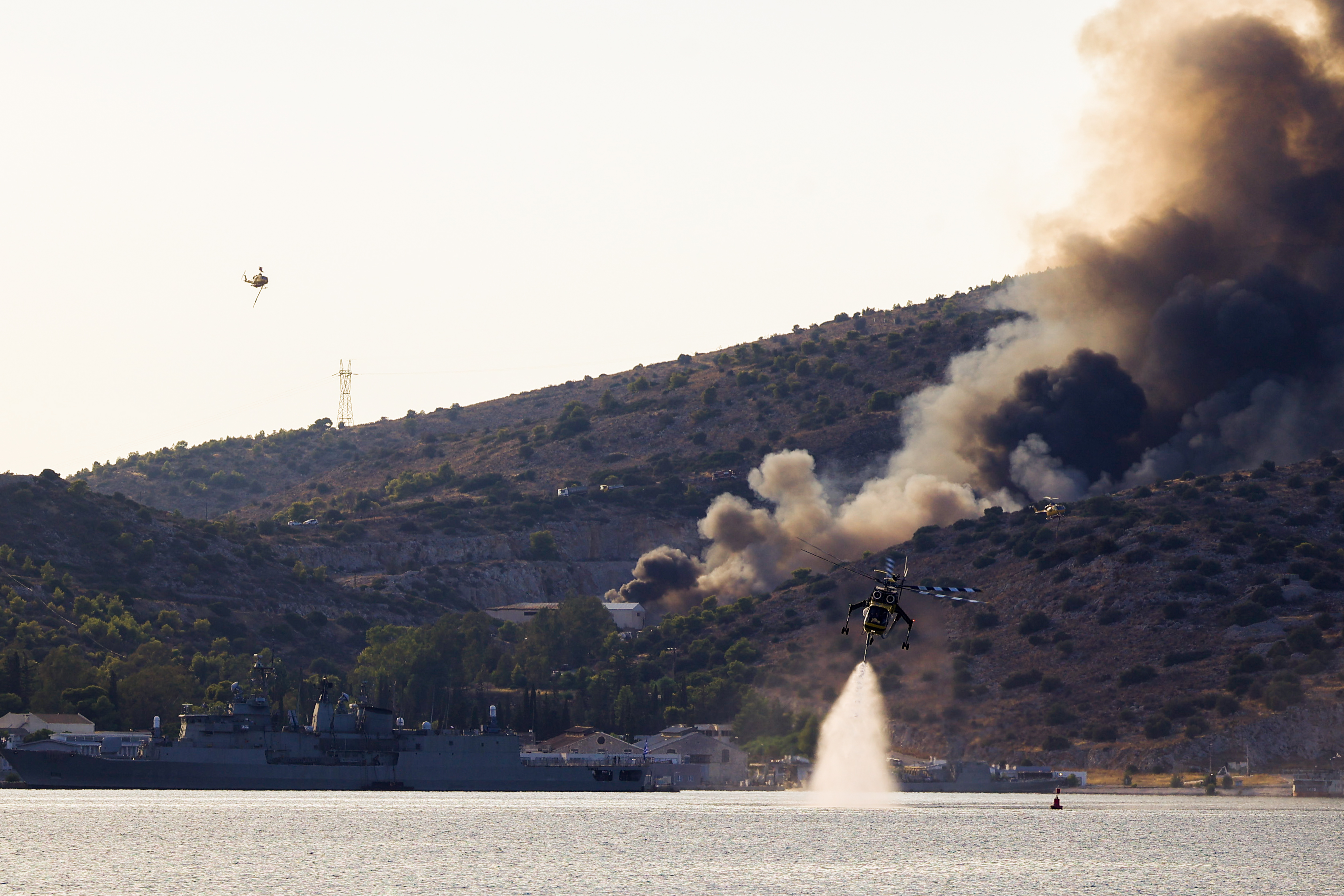 Πηγές ΓΕΝ: Δεν απειλήθηκαν εγκαταστάσεις και πλοία Πολεμικού Ναυτικού από τη φωτιά στη Σαλαμίνα