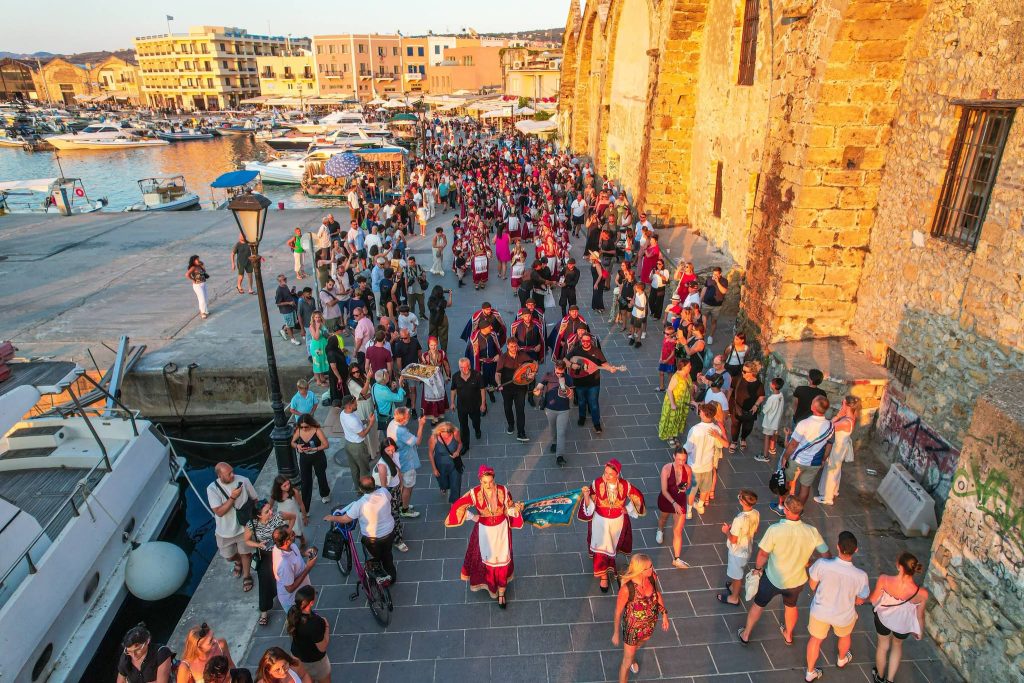 Χανιά: Συνεχίζεται η παραδοσιακή «στράτα» στο Ενετικό Λιμάνι και αυτή την Τρίτη