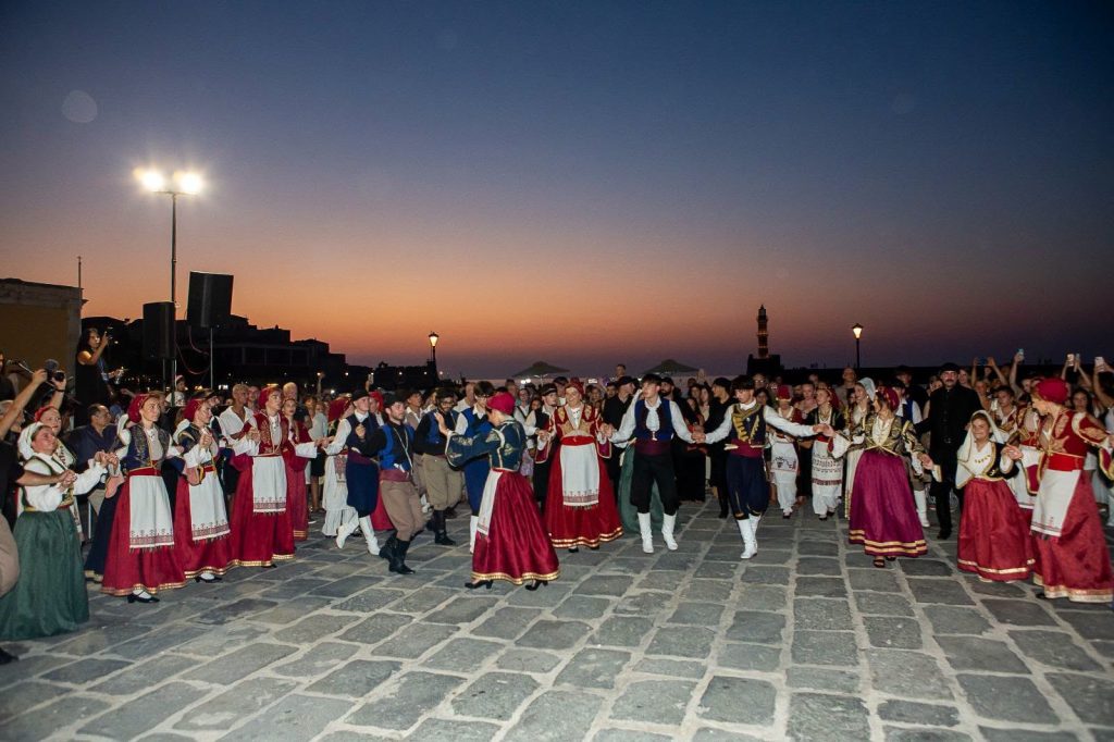 Χανιά: Συνεχίζεται η παραδοσιακή «στράτα» στο Ενετικό Λιμάνι και αυτή την Τρίτη