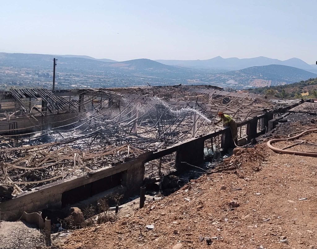 Οριοθετήθηκε η φωτιά στον Κουβαρά: Σε επιφυλακή οι δυνάμεις για αναζωπυρώσεις λόγω των ισχυρών ανέμων