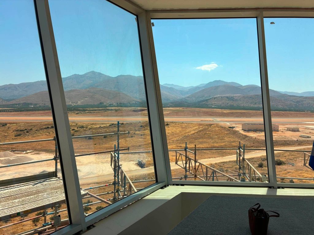 Το 2028 οι πρώτες πτήσεις στο νέο Διεθνές Αεροδρόμιο Ηρακλείου – Υπεγράφη η σύμβαση για τα συστήματα ραδιοναυτιλίας