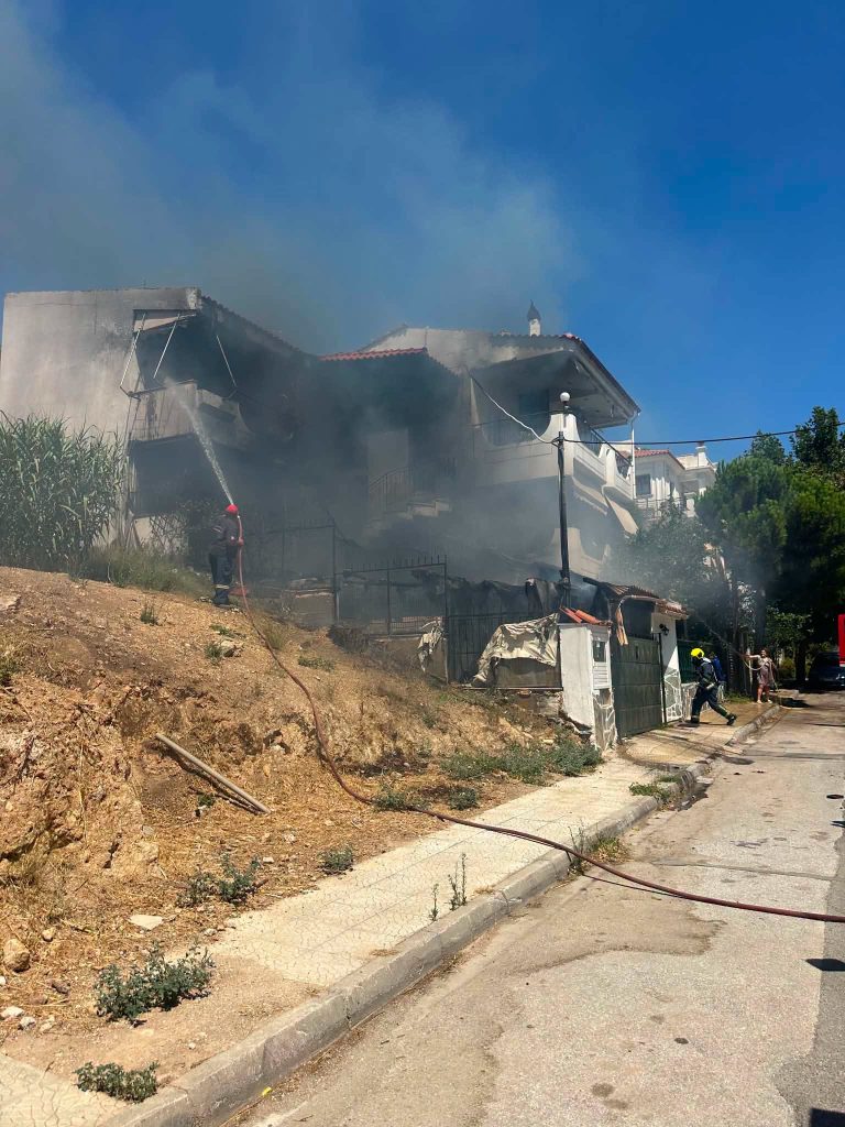 Γλυκά Νερά: Πυρκαγιά σε χώρο στάθμευσης κατοικίας στο Φούρεσι