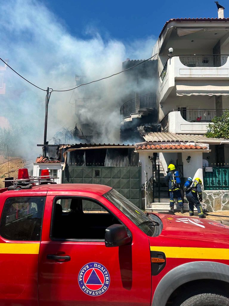 Γλυκά Νερά: Πυρκαγιά σε χώρο στάθμευσης κατοικίας στο Φούρεσι