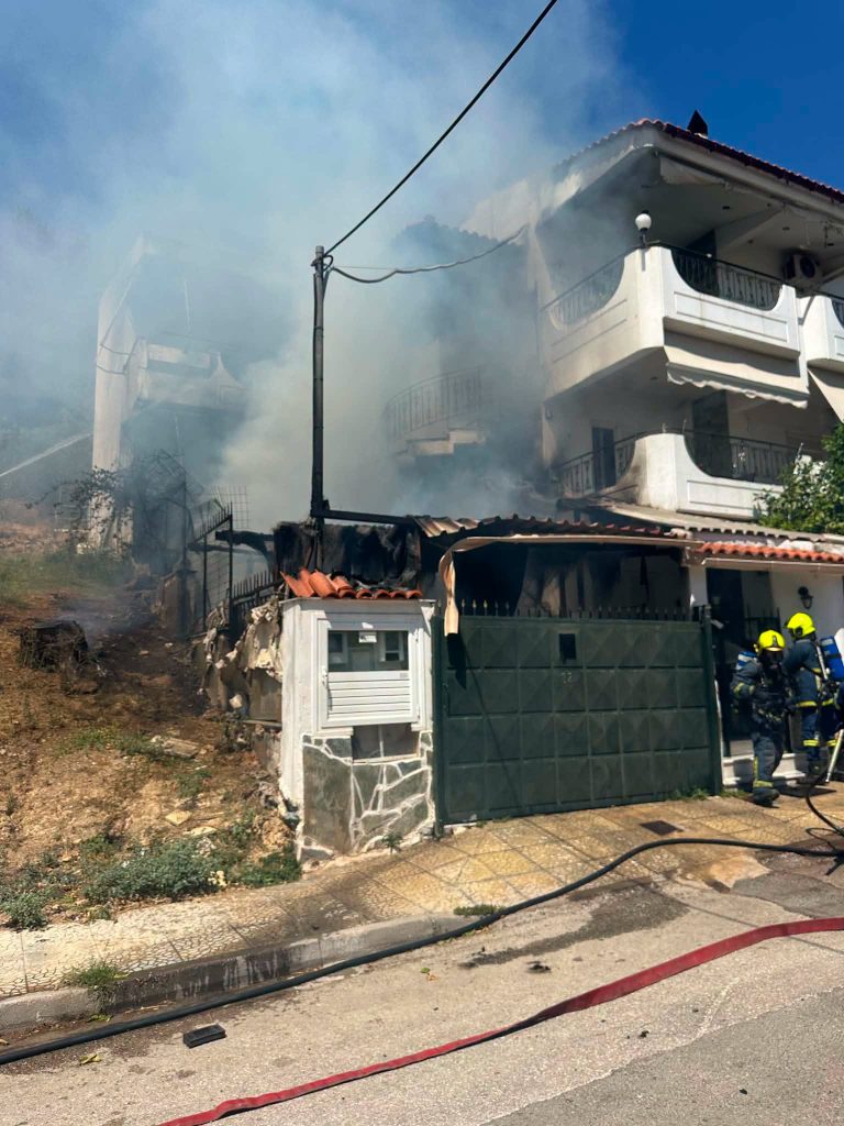 Γλυκά Νερά: Πυρκαγιά σε χώρο στάθμευσης κατοικίας στο Φούρεσι