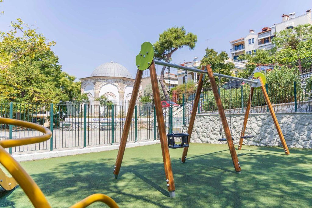 Θεσσαλονίκη: Δύο νέες παιδικές χαρές παραδόθηκαν στην Άνω Πόλη