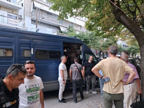 Συναγερμός στα Χανιά: Φουσκωτή βάρκα με δύο εφήβους παρασύρθηκε στη θάλασσα