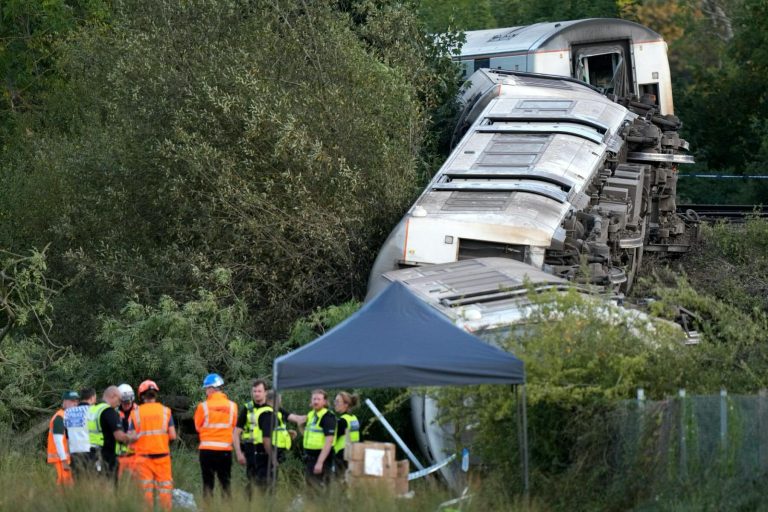 Αγγλία: Εκτροχιάστηκε συρμός του προαστιακού – 20 τραυματίες