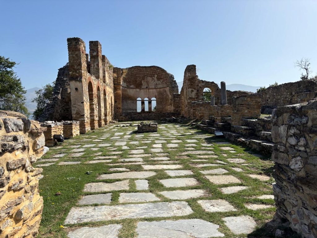 Στις Πρέσπες η υπουργός Πολιτισμού – Νέα έργα για την προστασία και την ανάδειξη της πολιτιστικής κληρονομιάς