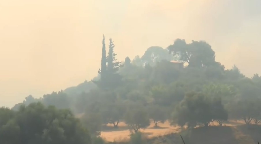 Αίγιο: Επεκτάθηκε το μέτωπο στο Λιδωρίκι λόγω των ισχυρών ανέμων – Νέο μήνυμα 112 για απομάκρυνση κατοίκων