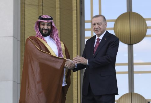 Έκτη νύχτα επιθέσεων των ΗΠΑ στο Ιράν:  Εκρήξεις σε αρκετές περιοχές στον νότο – Στόχος κρίσιμες υποδομές