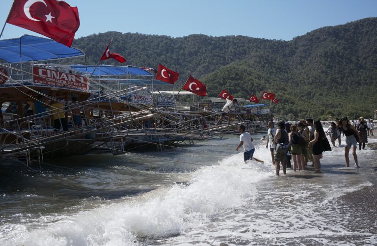 Τουρκία: Φωτιά σε τουριστικό σκάφος στα ανοιχτά της Φέτιγιε – Οι 115 επιβαίνοντες πήδηξαν στη θάλασσα
