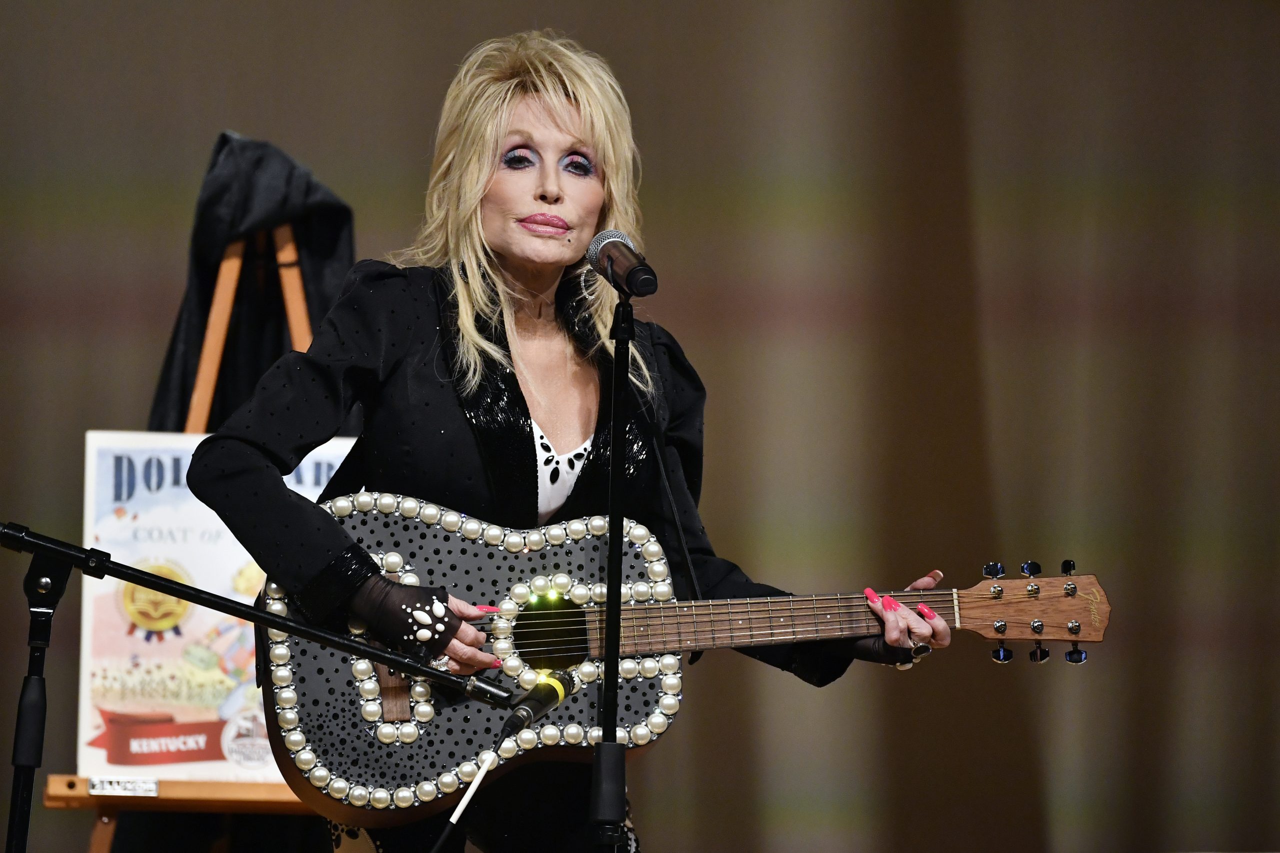 Πέθανε η «βασίλισσα» της κάντρι Ντόλι Πάρτον – Μεσίστιες για μία εβδομάδα οι σημαίες στις ΗΠΑ