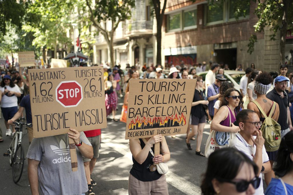 Μαγιόρκα: Στους δρόμους οι κάτοικοι κατά του υπερτουρισμού – Διαμαρτυρίες ανά την Ευρώπη