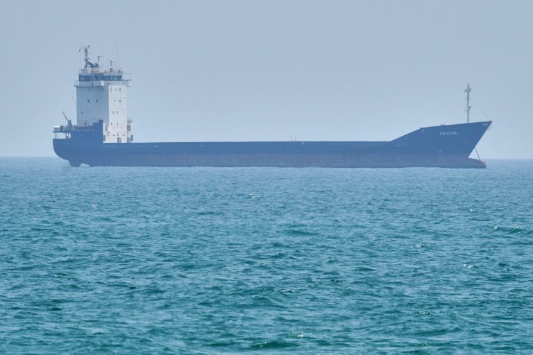 UKMTO: Δεξαμενόπλοιο χτυπήθηκε από άγνωστο βλήμα στα Στενά του Ορμούζ –  Ξέσπασε πυρκαγιά