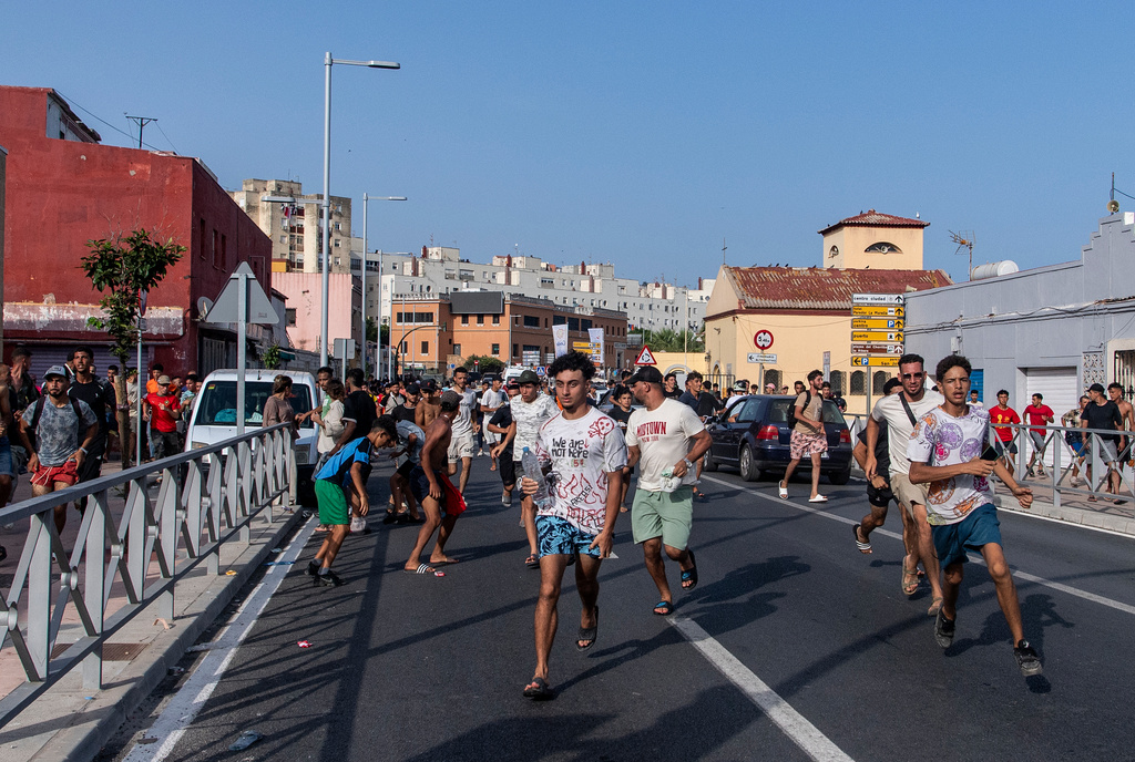 Θέουτα: Απελάθηκαν οι περισσότεροι από τους μετανάστες – Τουλάχιστον 67 νεκροί κατά την απόπειρα να περάσουν τα σύνορα