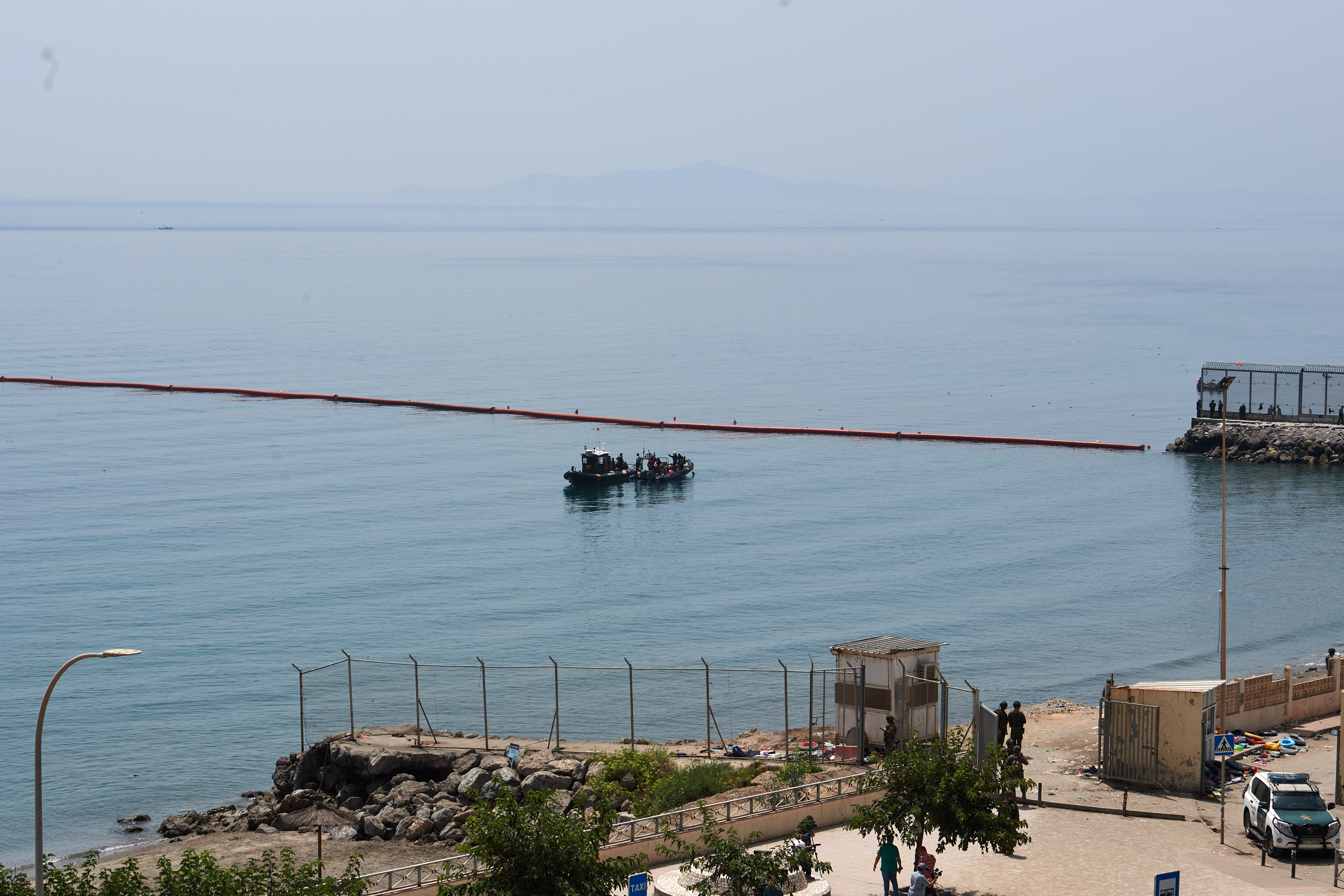 Η Ισπανία εγκαθιστά πλωτό φράγμα στη Θέουτα μετά την εισροή μεταναστών με 67 νεκρούς