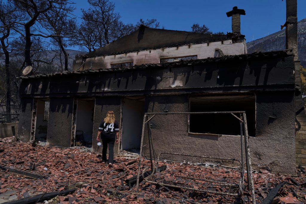 Δυτική Αττική: Η επόμενη ημέρα της καταστροφής ανάμεσα στη στάχτη και τα αποκαΐδια – Το αποτύπωμα της φωτιάς