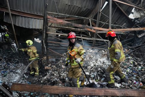 Σε πλήρη εξέλιξη η κατάσβεση της πυρκαγιάς σε εγκαταλελειμμένο κτήριο στην Κοζάνη