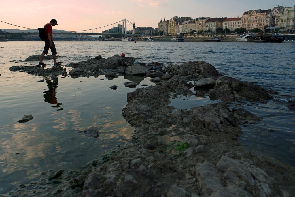 Ξηρασία και καύσωνες δοκιμάζουν την Ευρώπη – Ποτάμια στερεύουν, σοδειές χάνονται και οι φωτιές εξαπλώνονται