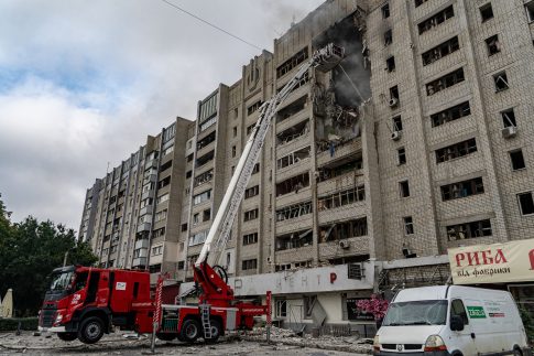 Υπό έλεγχο η πυρκαγιά στον Κουβαρά Αττικής, παραμένουν καπνογόνα σημεία – Προβληματίζουν οι ισχυροί άνεμοι