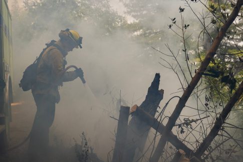 Νέα Σμύρνη: Δύο νεκροί από πυροβολισμούς σε είσοδο πολυκατοικίας