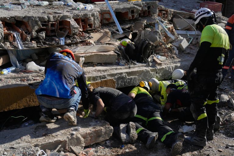 Κολομβία: «Την ανασύραμε από βάθος οκτώ μέτρων μέσα σε βουνό από συντρίμμια» – Αδιάκοπη η μάχη για διασώσεις, 254 οι νεκροί