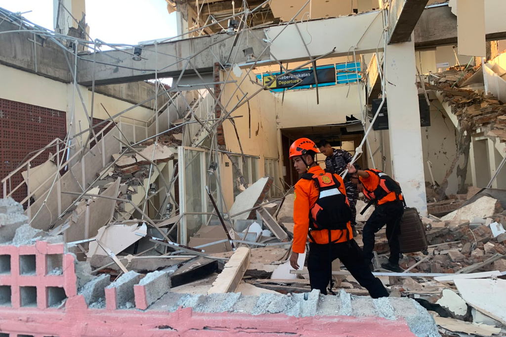«Ήταν πραγματικά τρομακτικό»: Στους 47 οι νεκροί από τον σεισμό των 7,7 Ρίχτερ στη Φλόρες της Ινδονησίας – Χιλιάδες στο δρόμο