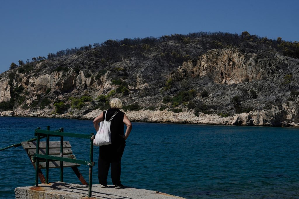 Σαλαμίνα: Το πρωί της Τρίτης οι αυτοψίες στα καμένα σπίτια – Το πιθανό σενάριο για τα αίτια της φονικής πυρκαγιάς