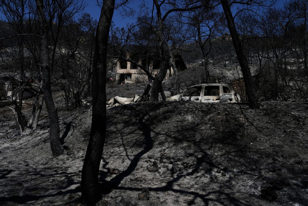 Σαλαμίνα: Το πρωί της Τρίτης οι αυτοψίες στα καμένα σπίτια – Το πιθανό σενάριο για τα αίτια της φονικής πυρκαγιάς