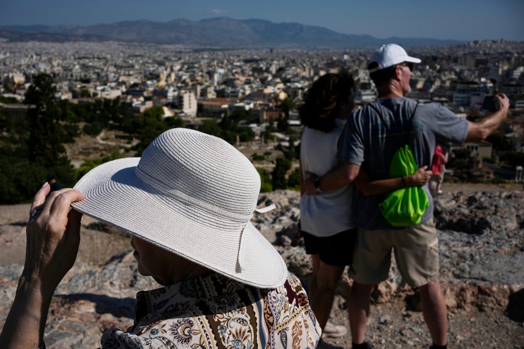 Γέμισε καπέλα η Αθήνα: Η αφόρητη ζέστη εκτοξεύει τις πωλήσεις, «χρυσές» δουλειές για τους εμπόρους