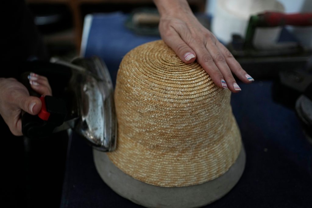 Γέμισε καπέλα η Αθήνα: Η αφόρητη ζέστη εκτοξεύει τις πωλήσεις, «χρυσές» δουλειές για τους εμπόρους